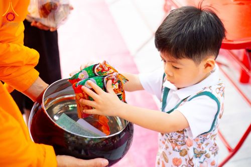 ภาพ No.180331:พิธีทำบุญตักบาตร ข้าวสารอาหารแห้ง แด่คณะสงฆ์ 99 รูป เนื่องในวันพ่อแห่งชาติ ปีที่ 50 ณ ศูนย์การค้าตลาดรังสิต ซ.รังสิต-ปทุมธานี 5 วันที่ 5 ธันวาคม พ.ศ. 2567