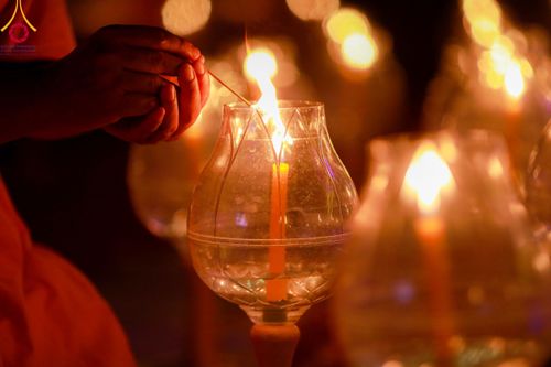 ภาพ No.112055:พิธีจุดประทีปถวายเป็นพุทธบูชา และบูชาธรรมมหาปูชนียาจารย์ พระมงคลเทพมุนี(สด จนฺทสโร) ในโครงการธรรมยาตรา กตัญญูบูชา มหาปูชนียาจารย์ พระมงคลเทพมุนี(สด จนฺทสโร) พระผู้ปราบมาร อนุสรณ์สถาน 7 แห่ง ปีที่ 12 วันที่ 14 มกราคม พ.ศ. 2567 ณ วัดสองพี่น้อง อ.สองพี่น้อง