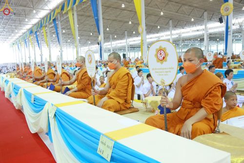 ภาพ No.85405:พิธีถวายมหาสังฆทานคณะสงฆ์ 2000 กว่าวัดทั่วประเทศปีที่ 23, พิธีถวายไทยธรรมคณะสงฆ์ 323 วัด 4 จังหวัดชายแดนภาคใต้, พิธีมอบปัจจัยช่วยเหลือครู 4 จังหวัดชายแดนภาคใต้ ณ สภาธรรมกายสากล วัดพระธรรมกาย ในวันสมาธิโลก อาทิตย์ที่ 6 สิงหาคม พ.ศ. 2566