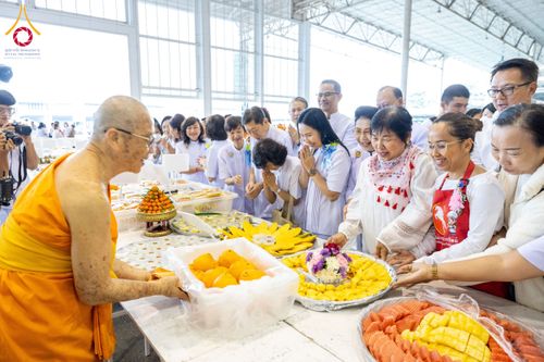 ภาพ No.203238:พิธีถวายภัตตาหารเป็นสังฆทาน แด่พระธรรมยาตรา ณ วัดพระธรรมกาย ตำบลคลองสาม อำเภอคลองหลวง จังหวัดปทุมธานี ในโครงการธรรมยาตรา กตัญญูบูชา มหาปูชนียาจารย์ พระมงคลเทพมุนี(สด จนฺทสโร) พระผู้ปราบมาร อนุสรณ์สถาน 7 แห่ง ปีที่ 13 วันที่ 29 มกราคม พ.ศ. 2568