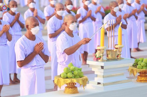 ภาพ No.101464:พิธีเวียนประทักษิณ, พิธีวันทาเจดีย์, พิธีขอขมาและมอบผ้าไตร ในโครงการอุปสมบทหมู่ รุ่นบูชาธรรมมหาปูชนียาจารย์ ณ วัดพระธรรมกาย ในวันที่ 9 ธันวาคม พ.ศ. 2566