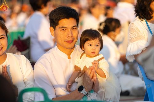 ภาพ No.187777:พิธีตักบาตรฉลองพระใหม่ ต้อนรับพุทธศักราช 2568 ณ ลานธรรมพระมหาธรรมกายเจดีย์ วัดพระธรรมกาย จ.ปทุมธานี วันที่ 1 มกราคม พ.ศ. 2568