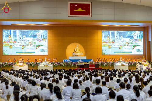 ภาพ No.232061:วันอาทิตย์ที่ 6 กรกฏาคม พ.ศ. 2568 พิธีตักบาตร ข้าวสารอาหารแห้ง  พิธีบูชาข้าวพระ สัมมนาพิเศษราชเหล็ก ณ สภาธรรมกายสากล วัดพระธรรมกาย