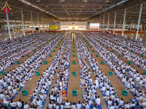 ภาพ No.209374:วันอาทิตย์ที่ 2 มีนาคม พ.ศ. 2568 พิธีตักบาตร ข้าวสารอาหารแห้ง ณ บ้านแก้วเรือนทองคุณยายฯ สภาธรรมกายสากล วัดพระธรรมกาย