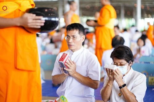 ภาพ No.149946:พิธีตักบาตร , พิธีปฎิบัติธรรม , พิธีถวายภัตตาหารเมนูสวรรค์ ในพรรษาแห่งการเข้าถึงธรรม วันธรรมชัย วันอังคารที่ 27 สิงหาคม พ.ศ.2567 ณ สภาธรรมกายสากล วัดพระธรรมกาย