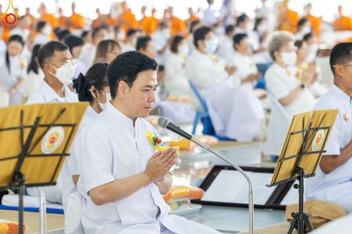 ภาพ No.122910:พิธีสวดพระพุทธมนต์ พิธีทอดผ้าบังสุกุล และพิธีถวายภัตตาหาร เป็นสังฆทานแด่พระภิกษุ สามเณร เนื่องในวันมหาปูชนียาจารย์ วันเสาร์ที่ 3 กุมภาพันธ์ พ.ศ. 2567 ณ หอฉันคุณยายอาจารย์ฯ วัดพระธรรมกาย