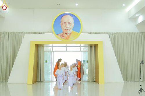 ภาพ No.216229:วันเสาร์ที่ 5 เมษายน พ.ศ. 2568 พิธีตัดปอยผม พิธีขอขมาผู้ปกครอง พิธีขอขมามอบผ้าไตร พิธีบรรพชา พิธีถวายบาตรสามเณร ณ ศูนย์ปฏิบัติธรรมและศูนย์อบรมเยาวชนเพชรบุรี ต.ท่าแลง อ.ท่ายาง จ.เพชรบุรี