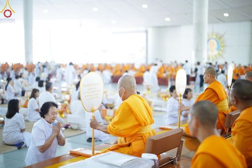 ภาพ No.205724:พิธีสวดพระพุทธมนต์ และถวายภัตตาหารเมนูสวรรค์แด่พระภิกษุ สามเณร วันจันทร์ที่ 3 กุมภาพันธ์ พ.ศ. 2568 ณ หอฉันคุณยายอาจารย์ฯ วัดพระธรรมกาย