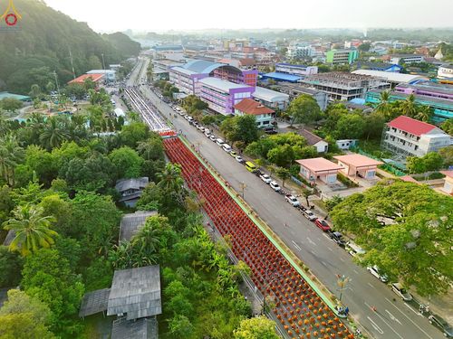 ภาพ No.235194:วันอาทิตย์ที่ 27 กรกฎาคม พ.ศ. 2568 พิธีตักบาตรพระ1,000 รูป ทำบุญเมืองพัทลุง ประธานสงฆ์ พระปริยัติวชิโรดม  เจ้าคณะจังหวัดพัทลุง ประธานฆราวาส นายรัฐศาสตร์ ชิดชู  ผู้ว่าราชการจังหวัดพัทลุง