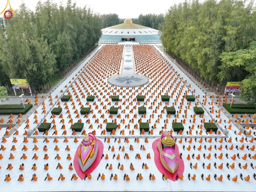 ภาพ No.186967:พระธรรมยาตราปฏิบัติธรรม และถ่ายภาพหมู่ประวัติศาสตร์ ปีที่ 13 ณ ลานทิศตะวันออก มหาวิหารพระมงคลเทพมุนี วัดพระธรรมกาย จ.ปทุมธานี วันเสาร์ที่ 28 ธันวาคม พ.ศ. 2567