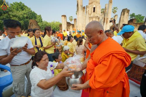 ภาพ No.58734:พิธีตักบาตรพระ ๑,๐๐๐ รูป สมโภชครบรอบ ๘๐๐ ปี พระบรมธาตุเมืองเชลียง ณ วัดพระศรีรัตนมหาธาตุ ราชวรวิหาร  (วัดพระปรางค์) ต.ศรีสัชนาลัย  อ.ศรีสัชนาลัย จ.สุโขทัย วันพฤหัสบดีที่ ๒๕ เมษายน พ.ศ. ๒๕๖๗