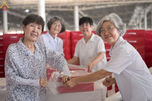 ภาพ No.214375:วันที่ 29 มีนาคม พ.ศ.2568 กิจกรรมใส่ถุงซิปกล่องไทยธรรม เพื่อรักษาความประณีตของกล่องไทยธรรม ในทุกสภาพอากาศ ณ บ้านแก้วเรือนทองคุณยาย วัดพระธรรมกาย