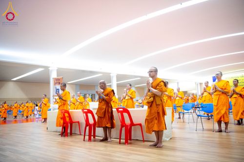 ภาพ No.208826:พระบาทสมเด็จพระเจ้าอยู่หัวทรงพระกรุณาโปรดเกล้าฯ พระราชทานภัตตาหารพระราชทาน แด่พระภิกษุ สามเณร ในการสอบบาลีสนามหลวง ณ วัดพระธรรมกาย วันที่ 22 กุมภาพันธ์ พ.ศ. 2568 ณ วัดพระธรรมกาย อำเภอคลองหลวง จังหวัดปทุมธานี