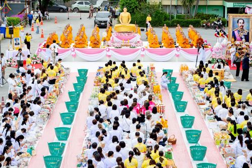 ภาพ No.241928:วันอาทิตย์ที่ 31 สิงหาคม พ.ศ. 2568 พิธีทำบุญแด่คณะสงฆ์ 122 รูป ฉลอง 121 ปี อำเภอคลองหลวง จ.ปทุมธานี เพื่อนำส่งช่วยเหลือคณะสงฆ์ 323 วัด 4 จังหวัดชายแดนภาคใต้ และช่วยเหลือประชาชนจากเหตุปะทะ แนวชายแดนไทย-กัมพูชา ณ บริเวณหน้าที่ว่าการอำเภอคลองหลวง 