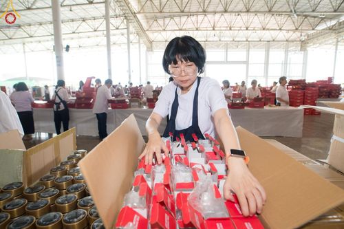 ภาพ No.212299:วันพุธที่ 19 มีนาคม พ.ศ. 2568 การบรรจุไทยธรรมลงกล่องสำเร็จ 43,500 กล่อง เพื่อถวายแด่พระสังฆาธิการ 40,000 กว่าวัดทั่วไทย ในวันคุ้มครองโลก 22 เมษายน พ.ศ. 2568 ณ บ้านแก้วเรือนทองคุณยายฯ วัดพระธรรมกาย