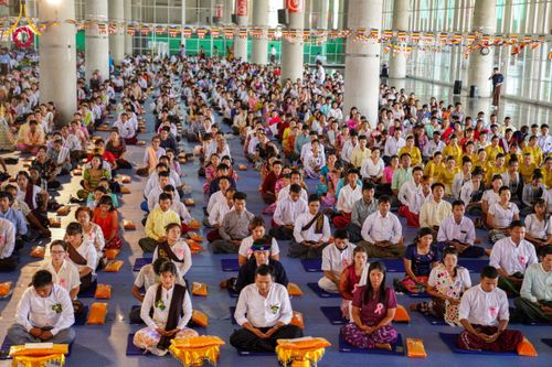 ภาพ No.143718:พิธีถวายผ้าไตร, สวดธรรมจักร, ปฏิบัติธรรม และฟังแสดงพระธรรมเทศนา ภาษาเมียนมา โดยมีสาธุชนชาวเมียนมากว่า 4,000 คน เข้าร่วมพิธี ณ มหารัตนวิหารคด วัดพระธรรมกาย วันอาทิตย์ที่ 7 กรกฎาคม พ.ศ. 2567