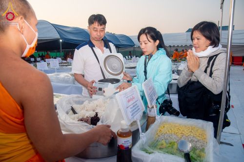 ภาพ No.191067:พิธีถวายภัตตาหารเป็นสังฆทาน แด่พระธรรมยาตรา ณ อนุสรณ์สถานคลองบางนางแท่น อ.สามพราน จ.นครปฐม ในโครงการธรรมยาตรา กตัญญูบูชา มหาปูชนียาจารย์ พระมงคลเทพมุนี(สด จนฺทสโร) พระผู้ปราบมาร อนุสรณ์สถาน 7 แห่ง ปีที่ 13 วันที่ 8 มกราคม พ.ศ. 2568