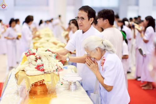 ภาพ No.251296:วันที่ 10 ตุลาคม พ.ศ. 2568 พิธีปฏิบัติธรรม ในวันคล้ายวันเกิด 141 ปี พระมงคลเทพมุนี (สด จนฺทสโร) พระผู้ปราบมาร ณ สภาธรรมกายสากล วัดพระธรรมกาย