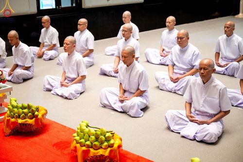 ภาพ No.159743:พิธีตัดปอยผมปลงผมนาคธรรมทายาท, พิธีบรรพชาอุปสมบทหมู่ โครงการอุปสมบทหมู่บูชาธรรม 140 ปี พระมงคลเทพมุนี (สด จนฺทสโร) ณ โบสถ์พระไตรปิฏก วัดพระธรรมกาย วันเสาร์ที่ 5 ตุลาคม พ.ศ. 2567