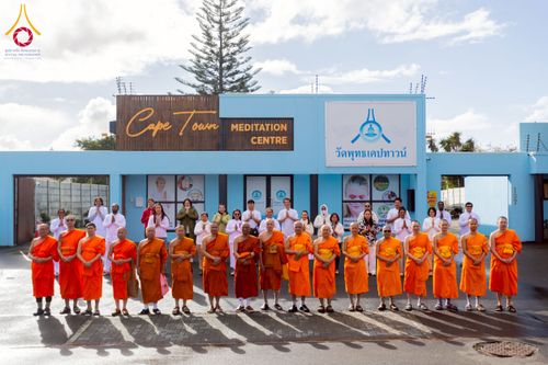 ภาพ No.233326:วันอาทิตย์ที่ 6 กรกฎาคม พ.ศ. 2568 พิธีถวายมหาสังฆทานแด่คณะสงฆ์ทั่วโลกและพิธีตักบาตรเนื่องในวันเข้าพรรษา  ณ วัดพุทธเคปทาวน์ ประเทศแอฟริกาใต้