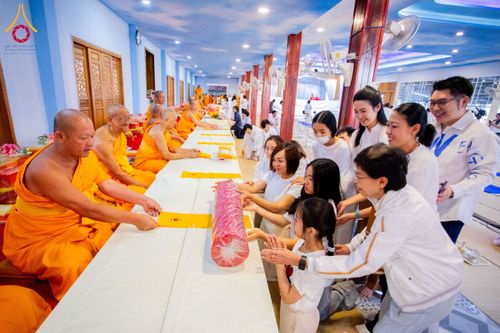 ภาพ No.195921:พิธีถวายภัตตาหารเป็นสังฆทาน แด่พระธรรมยาตรา ณ วัดโบสถ์(บน) ตำบลบางคูเวียง อำเภอบางกรวย จังหวัดนนทบุรี ในโครงการธรรมยาตรา กตัญญูบูชา มหาปูชนียาจารย์ พระมงคลเทพมุนี(สด จนฺทสโร) พระผู้ปราบมาร อนุสรณ์สถาน 7 แห่ง ปีที่ 13 วันที่ 16 มกราคม พ.ศ. 2568