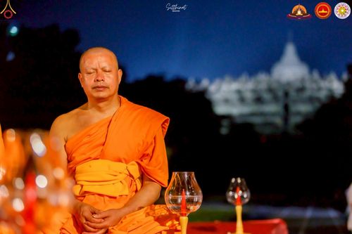 ภาพ No.224520:วันจันทร์ที่ 12 พฤษภาคม พ.ศ. 2568  ชาวพุทธในอินโดนีเซีย ร่วมฉลองวิสาขบูชาจุดประทีปกว่า 200,000 ดวง ณ พระมหาเจดีย์บรมพุทโธ  เจริญพุทธมนต์ถวาย “พระวชิรเกล้าเจ้าอยู่หัว”