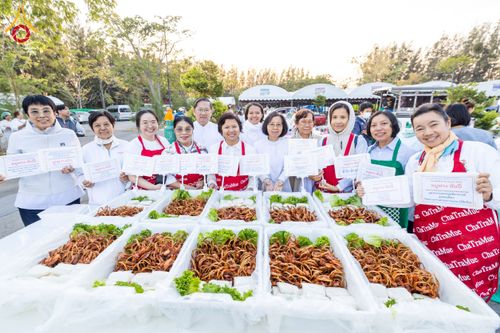 ภาพ No.193760:สาธุชนถวายภัตตาหารเป็นสังฆทาน แด่พระธรรมยาตรา ณ อนุสรณ์สถานมหาวิหารพระมงคลเทพมุนี (โลตัสแลนด์) อ.สองพี่น้อง จ.สุพรรณบุรี ในโครงการธรรมยาตรา กตัญญูบูชา มหาปูชนียาจารย์ พระมงคลเทพมุนี(สด จนฺทสโร) พระผู้ปราบมาร ปีที่ 13 วันที่ 12 มกราคม พ.ศ.2568