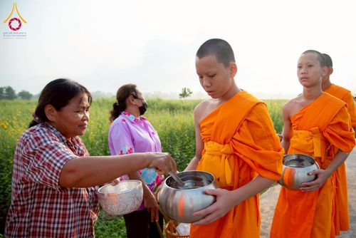 ภาพ No.217979:วันศุกร์ที่ 11 เมษายน พ.ศ. 2568 พระและสามเณร 99 รูป จากศูนย์ปฏิบัติธรรมระยอง(บ้านช่องลม) บิณฑบาต ณ ทุ่งปอเทือง ต.บางบุตร อ.บ้านค่าย จ.ระยอง เพื่อเป็นการฝึกสามเณรภาคฤดูร้อน ผ่านกิจวัตรบิณฑบาตในพื้นที่ชุมชน