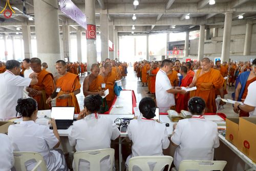 ภาพ No.219317:บรรยากาศการเดินทางเข้าวัดพระธรรมกาย , การต้อนรับปฏิสันถาร , การฉันภัตตาหารเช้า , การลงทะเบียนพระสังฆาธิการ  เนื่องในวันคุ้มครองโลก พิธีถวายมหาสังฆทานคณะสงฆ์ 40,000 กว่าวัดทั่วประเทศ ณ วัดพระธรรมกาย