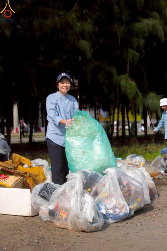 ภาพ No.220507:วันที่ 23-25 เมษายน พ.ศ. 2568 เจ้าหน้าที่และสาธุชนช่วยกัน รับบุญเก็บงานวันคุ้มครองโลก ณ วัดพระธรรมกาย