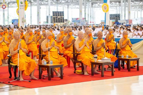 ภาพ No.89489:พิธีตักบาตร ข้าวสารอาหารแห้ง พิธีบูชาข้าวพระ และพิธีจุดเทียนใจ ไฟนิรันดร์  อนันตชัย ณ สภาธรรมกายสากล วัดพระธรรมกาย วันอาทิตย์ที่ 1 ตุลาคม พ.ศ. 2566