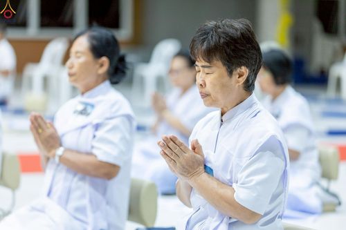 ภาพ No.249115:วันที่ 26-28 กันยายน พ.ศ. 2568 โครงการอบรม อุบาสกแก้ว อุบาสิกาแก้ว รุ่นที่ 3  ณ ศูนย์ปฏิบัติธรรมสมุทรปราการ ได้รับความเมตตาจากคณะสงฆ์ในพื้นที่  รวมถึงผู้บริหารสถานศึกษา ที่นำนักเรียนระดับมัธยมปลาย  มารับฟังข้อมูลเพื่อที่จะเป็นกำลังสำคัญ ในการเข้าร่วมขบวน