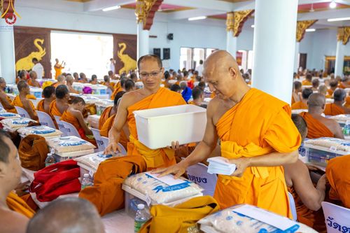 ภาพ No.131857:พิธีถวายสังฆทาน 323 วัด 4 จังหวัดชายแดนภาคใต้ ปีที่ 20 ครั้งที่ 167 และ พิธีมอบกองทุนหนุนแรงใจช่วยครูใต้ ปีที่ 17 ครั้งที่ 132 วันเสาร์ที่ 23 มีนาคม พ.ศ. 2567 ณ วัดมุจลินทวาปีวิหารพระอารามหลวง อ.หนองจิก จ.ปัตตานี