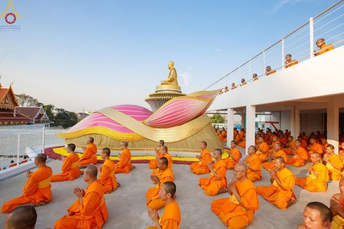 ภาพ No.201343:พระธรรมยาตราปฏิบัติธรรม และถ่ายภาพหมู่ประวัติศาสตร์ ณ อาคารธรรมยาตรา กตัญญูบูชามหาปูชนียาจารย์  ตรงข้ามวัดปากน้ำภาษีเจริญ จ.กรุงเทพมหานคร ในโครงการธรรมยาตรา กตัญญูบูชา มหาปูชนียาจารย์ พระมงคลเทพมุนี(สด จนฺทสโร) พระผู้ปราบมาร อนุสรณ์สถาน 7 แห่ง ปีที่ 13