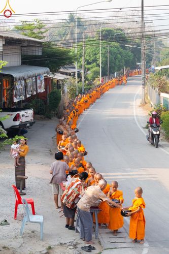 ภาพ No.62293:Photo Story  มหัศจรรย์วัดดงดินแดง Episode 4 กิจกรรมตักบาตรฉลองพระ-เณรกว่า 500 รูป