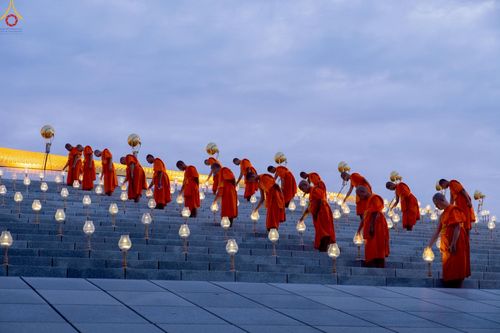 ภาพ No.241020:วันพุธที่ 27 สิงหาคม พ.ศ. 2568 พิธีจุดประทีป ในวันธรรมชัย ณ วัดพระธรรมกาย