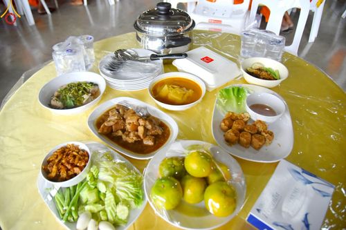 ภาพ No.219446:วันอังคารที่ 22 เมษายน พ.ศ. 2568 พิธีมอบปัจจัยช่วยเหลือครู 4 จังหวัดชายแดนภาคใต้ , พิธีกล่าวคำถวายอุปกรณ์ เพื่อเตรียมการต้อนรับคณะสงฆ์ฯ , พิธีกล่าวคำถวายภัตตาหารเป็นสังฆทาน , คณะสงฆ์ฉันภัตตาหารเพล  เนื่องในวันคุ้มครองโลก พิธีถวายมหาสังฆทานแด่คณะสงฆ์