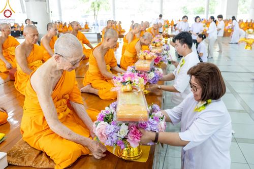 ภาพ No.165821:พิธีถวายภัตตาหารเมนูสวรรค์ วันที่ 26 ตุลาคม พ.ศ. 2567 ณ หอฉันคุณยายอาจารย์ฯ วัดพระธรรมกาย