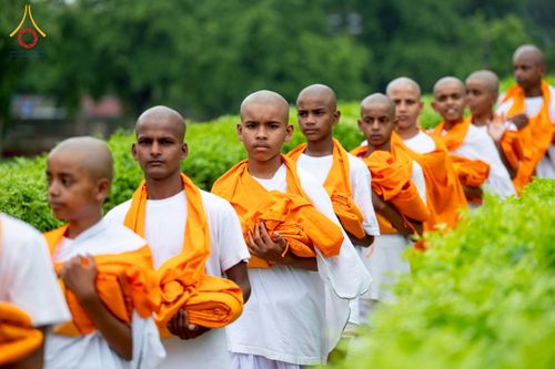 ภาพ No.231084:วันที่ 1 กรกฎาคม พ.ศ. 2568 โครงการบรรพชาสามเณร 300 รูป ถวายเป็นพุทธบูชา  วันอาสาฬหบูชา ณ จุดกำเนิดพระรัตนตรัย  ต้นแหล่งธัมมจักกัปปวัตตนสูตร เมืองพาราณสี  สารนาถ ประเทศอินเดีย