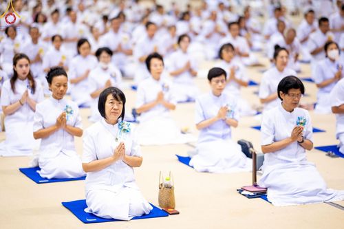 ภาพ No.146132:วันมหารำลึก ครั้งที่ 34 พิธีร่วมรำลึกถึงนักสร้างบารมีที่ล่วงลับไปแล้ว , พิธีสวดพระพุทธมนต์ ณ ห้องแก้วสารพัดนึก 1 วัดพระธรรมกาย วันเสาร์ที่ 27 กรกฎาคม พ.ศ. 2567