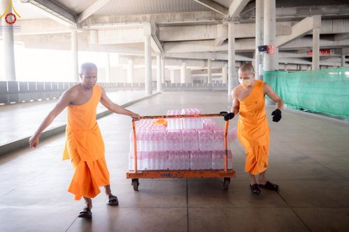 ภาพ No.218308:วันที่ 12-18 เมษายน พ.ศ. 2568 พระภิกษุและเจ้าหน้าที่อาสาสมัคร เตรียมพื้นที่ต้อนรับพักค้างพระสังฆาธิการ เนื่องในงานวันคุ้มครองโลก 22 เมษายน พ.ศ. 2568