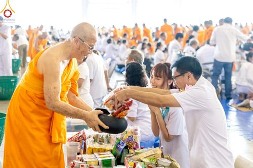 ภาพ No.222018:วันที่ 4 พฤษภาคม พ.ศ. 2568 พิธีตักบาตร เนื่องในวันอาทิตย์ต้นเดือน ณ บ้านแก้วเรือนทองคุณยายฯ วัดพระธรรมกาย