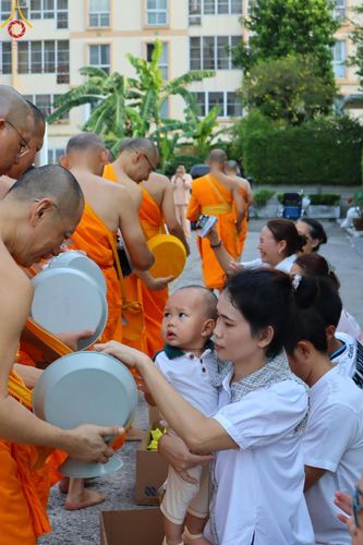 ภาพ No.136087:พระธรรมทายาท โครงการบวชพระนานาชาติ AEC & WAB ผู้บริหารรุ่นที่ 2 บิณฑบาต ณ หอฉันคุณยายอาจารย์ฯ เมืองแก้วมณี หมู่บ้านแก้วพุทธรักษา วันที่ 28 เมษายน พ.ศ. 2567