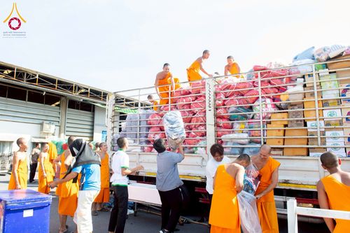 ภาพ No.273718:วันที่ 27 พฤศจิกายน พ.ศ. 2568 คณะศิษยานุศิษย์วัดพระธรรมกาย มูลนิธิธรรมกาย มอบอาหารและสิ่งของความช่วยเหลือให้พี่น้องชาวใต้ ผู้ประสบอุทกภัยน้ำท่วม