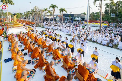 ภาพ No.101861:ตักบาตรพระ 10,000 รูป เติมบุญให้แผ่นดิน เนื่องในโอกาส 192 ปี จังหวัดกาญจนบุรี หนึ่งในโครงการตักบาตรพระ 2,000,000 รูป  77 จังหวัดทุกวัดทั่วไทย วันจันทร์ที่ 11 ธันวาคม พ.ศ. 2566 บริเวณถนนสองแคว (SKY WALK) เมืองกาญจนบุรี