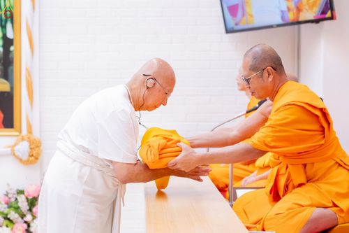 ภาพ No.252279:วันที่ 4-5 ตุลาคม พ.ศ. 2568  วัดพระธรรมกายแคลิฟอร์เนีย ประเทศสหรัฐอเมริกา ได้จัดพิธีตัดปอยผม โดยคณะสงฆ์ ญาติ ๆ และสาธุชน ให้กับนาคธรรมทายาท 8 ท่าน และได้จัดพิธีบรรพชา-อุปสมบท ฉลองพิธีทอดกฐินบรมจักรพรรดิ สร้างอุโบสถ 82 ปี บูชาธรรมหลวงพ่อธัมมชโย