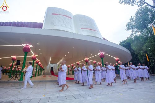ภาพ No.156706:พิธีบรรพชาอุปสมบท ธรรมทายาท โครงการอุปสมบทหมู่บูชาธรรมครบรอบ 107 ปี วันครูผู้ค้นพบวิชชาธรรมกาย ณ โบสถ์พระไตรปิฏก วัดพระธรรมกาย วันเสาร์ที่ 14 กันยายน พ.ศ. 2567
