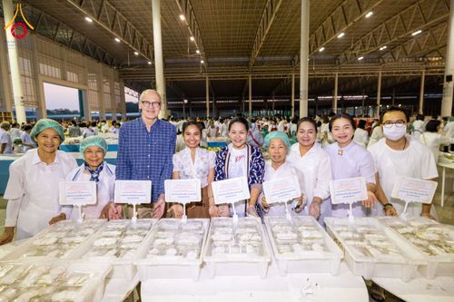 ภาพ No.204331:พิธีถวายภัตตาหารเป็นสังฆทาน แด่พระธรรมยาตรา ณ วัดพระธรรมกาย ตำบลคลองสาม อำเภอคลองหลวง จังหวัดปทุมธานี ในโครงการธรรมยาตรา กตัญญูบูชา มหาปูชนียาจารย์ พระมงคลเทพมุนี(สด จนฺทสโร) พระผู้ปราบมาร อนุสรณ์สถาน 7 แห่ง ปีที่ 13 วันที่ 31 มกราคม พ.ศ. 2568