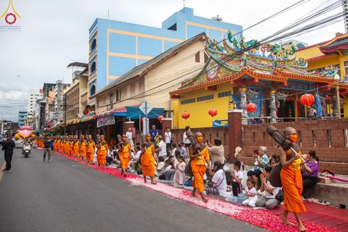 ภาพ No.128527:พิธีอัญเชิญพระบรมสารีริกธาตุ " ใจกลางเมืองนครหาดใหญ่ " เพื่อประดิษฐาน ณ มหารัตนเจดีย์สิริปทุมสวรรค์ (เจดีย์อริยพุทธะ 5 พระองค์) ศูนย์ปฏิบัติธรรมภาคใต้ อ.บางกล่ำ จ.สงขลา  วันที่ 9 มีนาคม พ.ศ. 2567 (ชุดที่ 2)