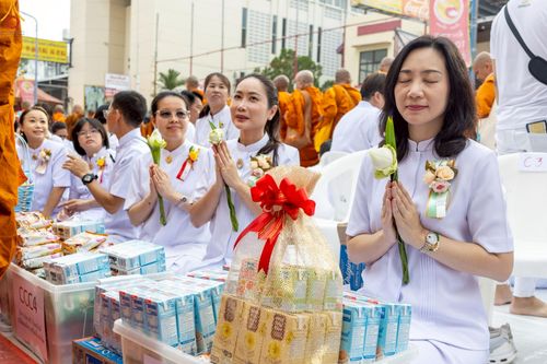 ภาพ No.237101:วันอาทิตย์ที่ 10 สิงหาคม พ.ศ. 2568 มหาสังฆทานครั้งยิ่งใหญ่ ตักบาตรพระ 10,000 รูป ถ.นิพัทธ์อุทิศ 3 ใจกลางนครหาดใหญ่ จ.สงขลา (ชุดที่ 2)